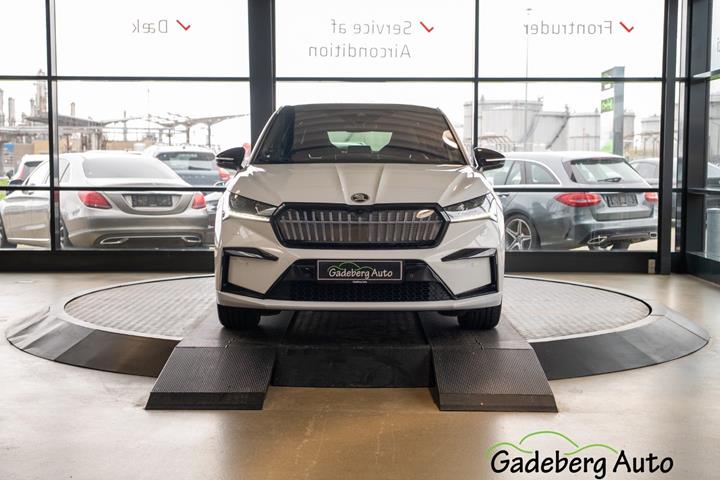 Hvid Skoda Enyaq fra 2023