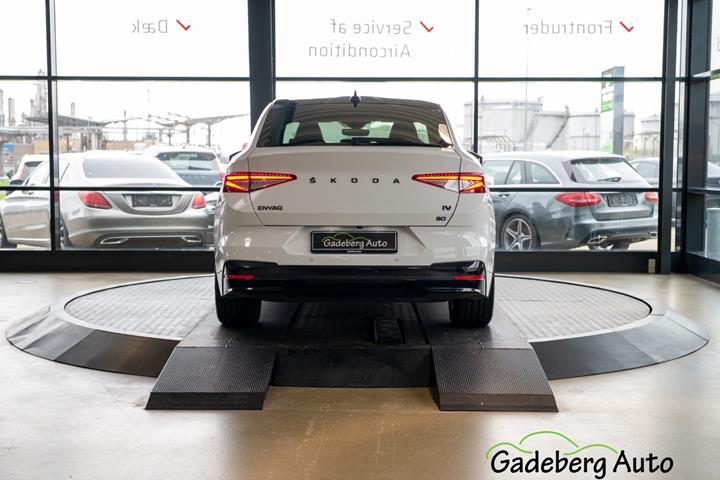 Hvid Skoda Enyaq fra 2023