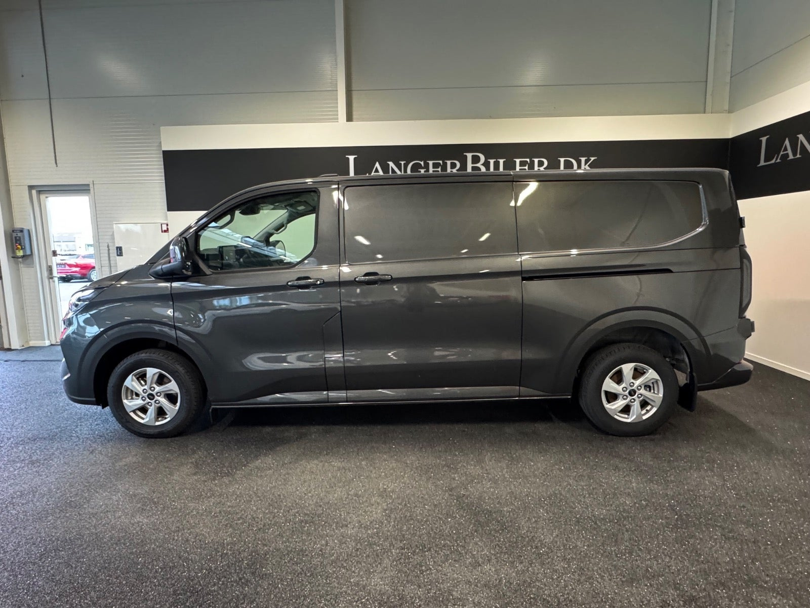 Grå Ford Transit Custom 320 L2 fra 2026