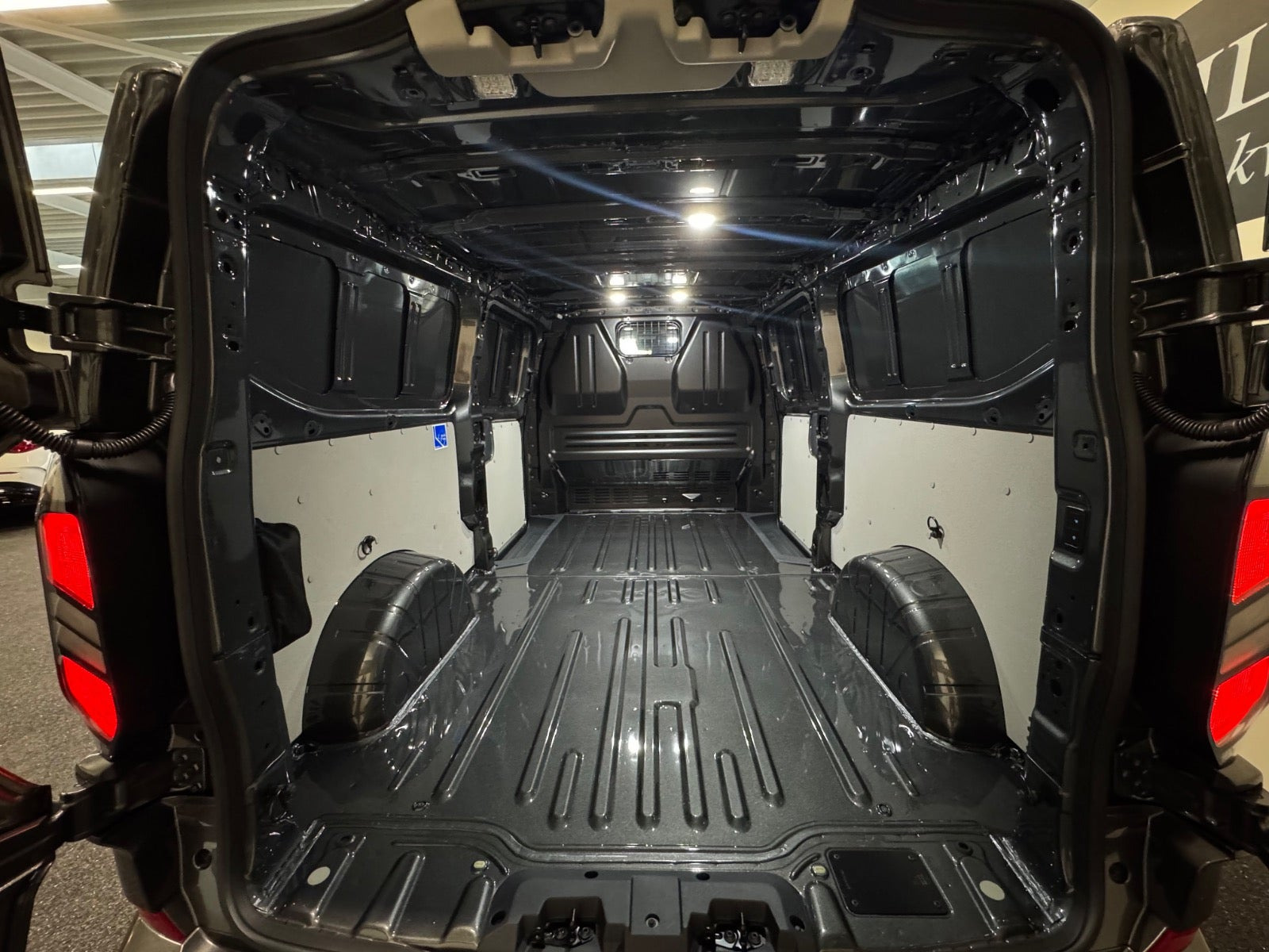 Grå Ford Transit Custom 320 L2 fra 2026