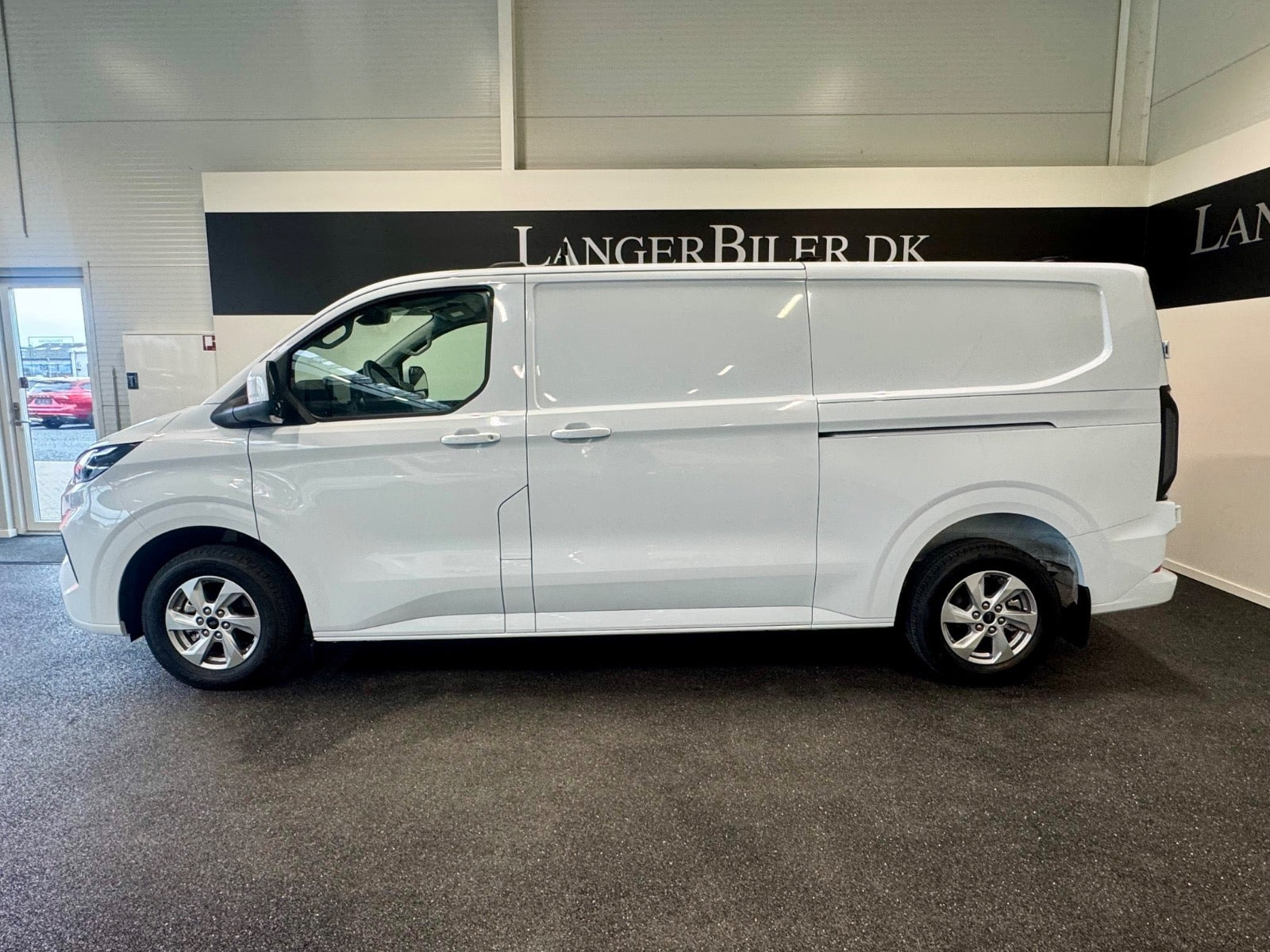 Hvid Ford Transit Custom 320 L2 fra 2026