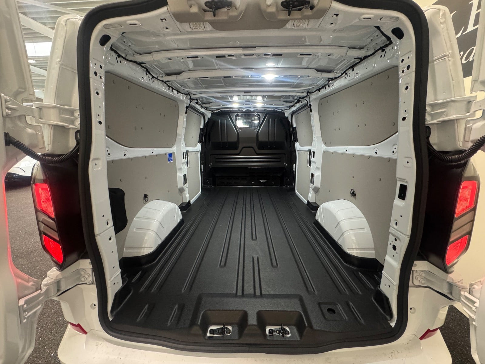 Hvid Ford Transit Custom 320 L2 fra 2026