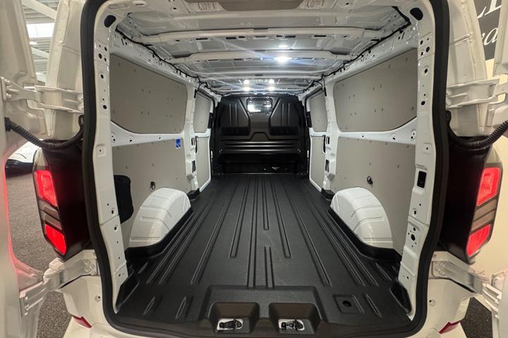 Hvid Ford Transit Custom 320 L2 fra 2026