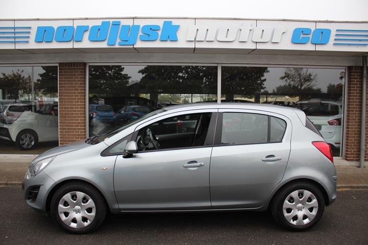 Grå Opel Corsa fra 2014
