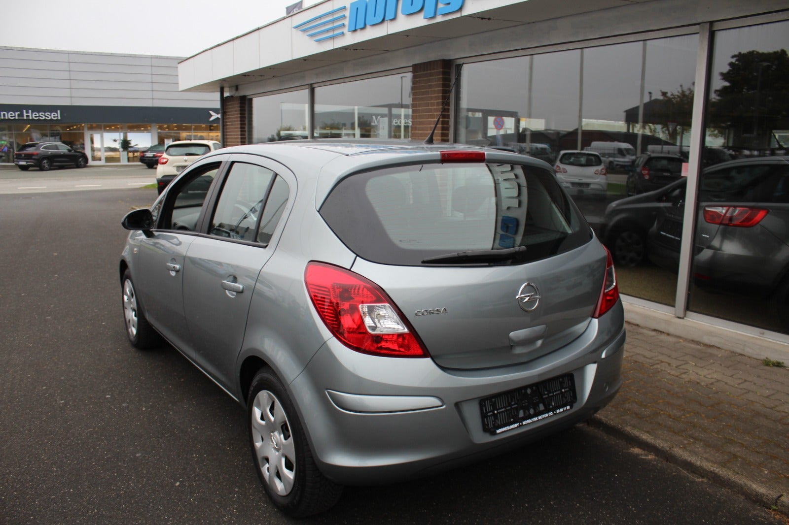 Grå Opel Corsa fra 2014