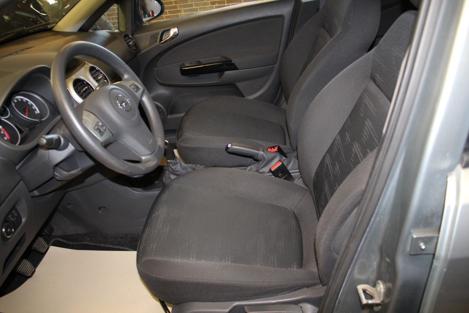 Grå Opel Corsa fra 2014