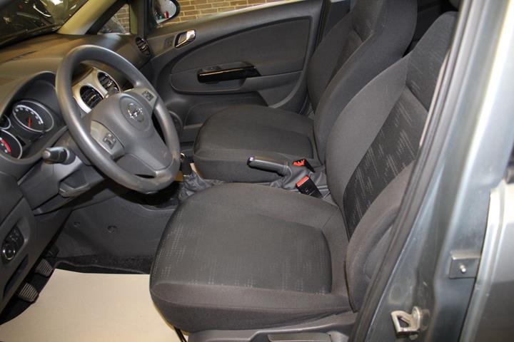 Grå Opel Corsa fra 2014