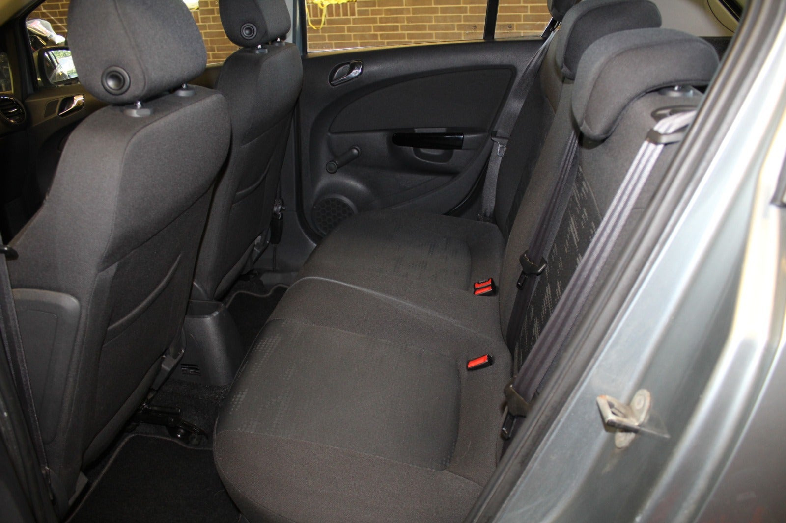 Grå Opel Corsa fra 2014
