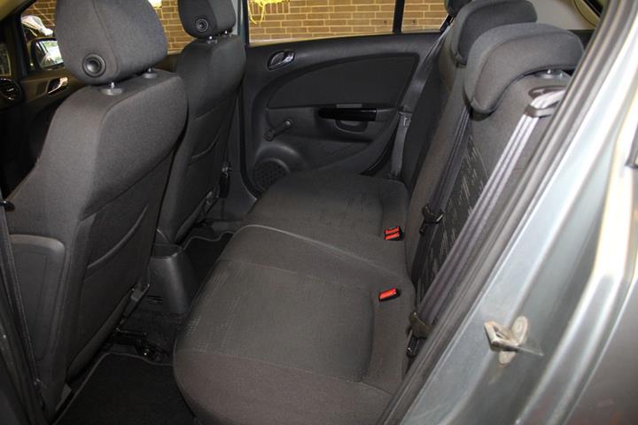 Grå Opel Corsa fra 2014