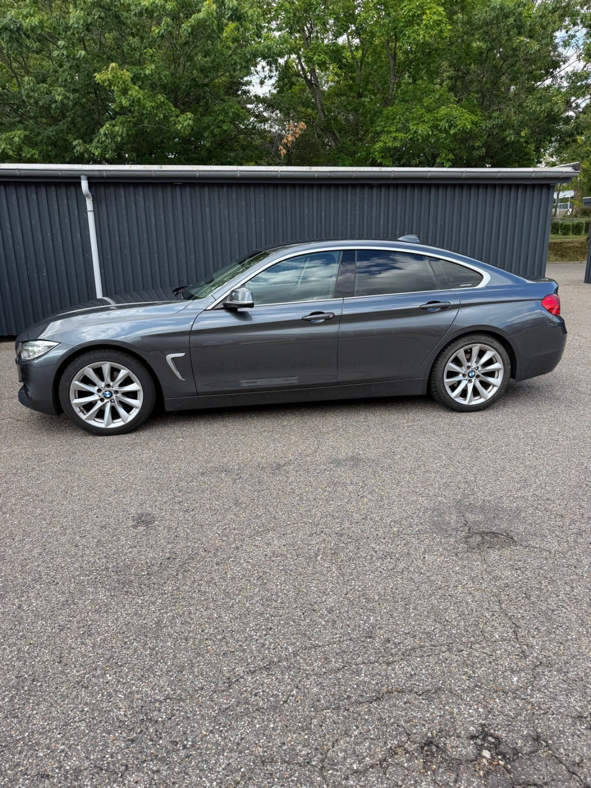 Grå BMW 420d fra 2017
