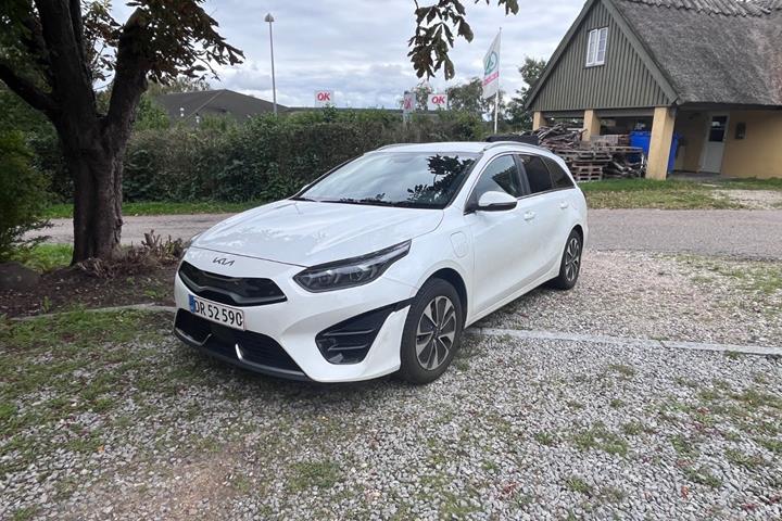Hvid Kia Ceed fra 2023