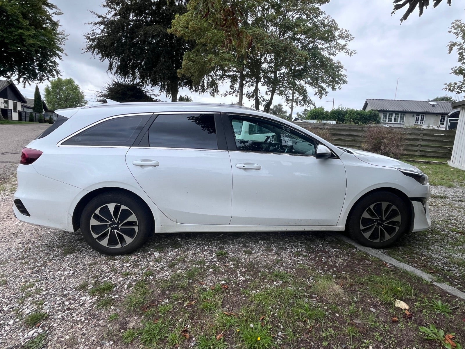 Hvid Kia Ceed fra 2023
