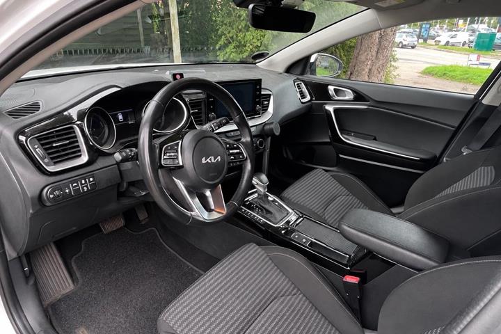 Hvid Kia Ceed fra 2023