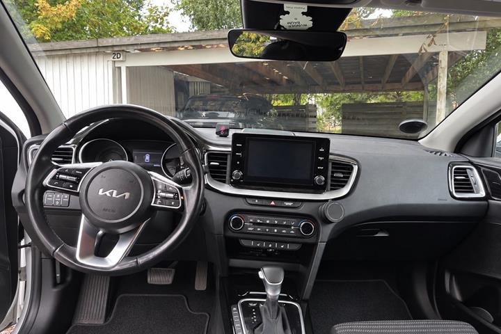 Hvid Kia Ceed fra 2023