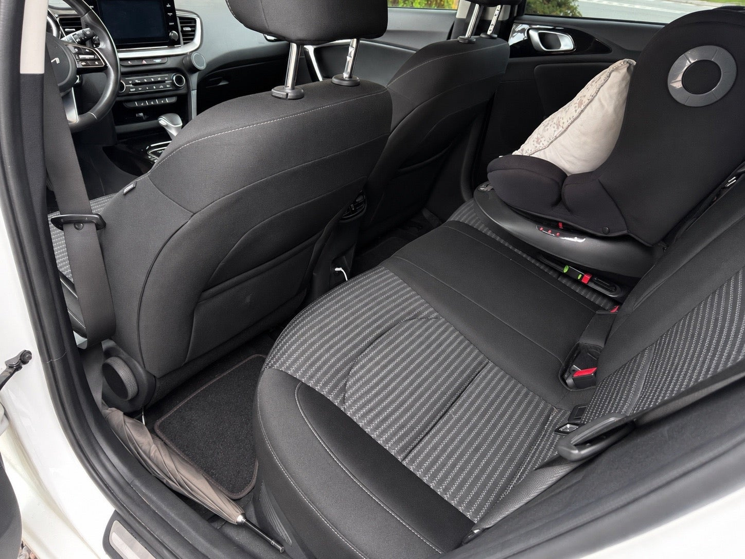 Hvid Kia Ceed fra 2023