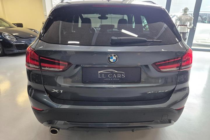 Grå BMW X1 fra 2021