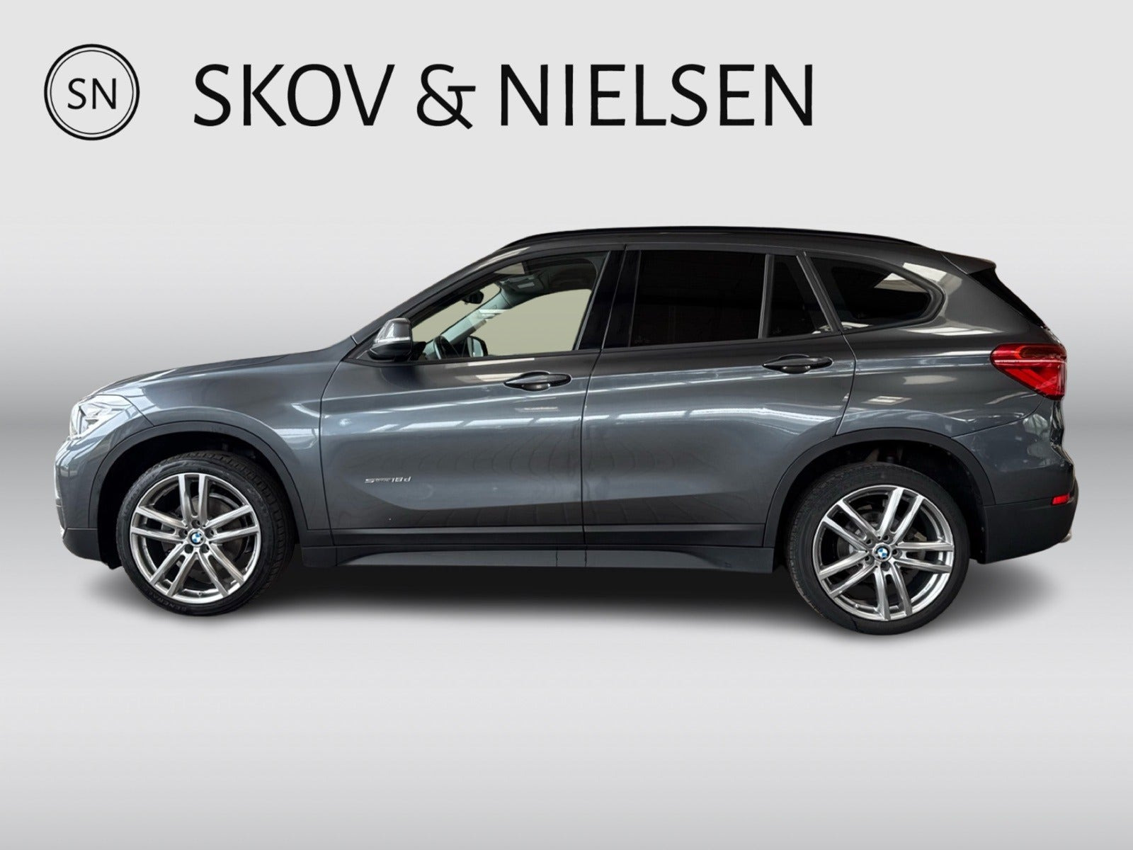 Grå BMW X1 fra 2017