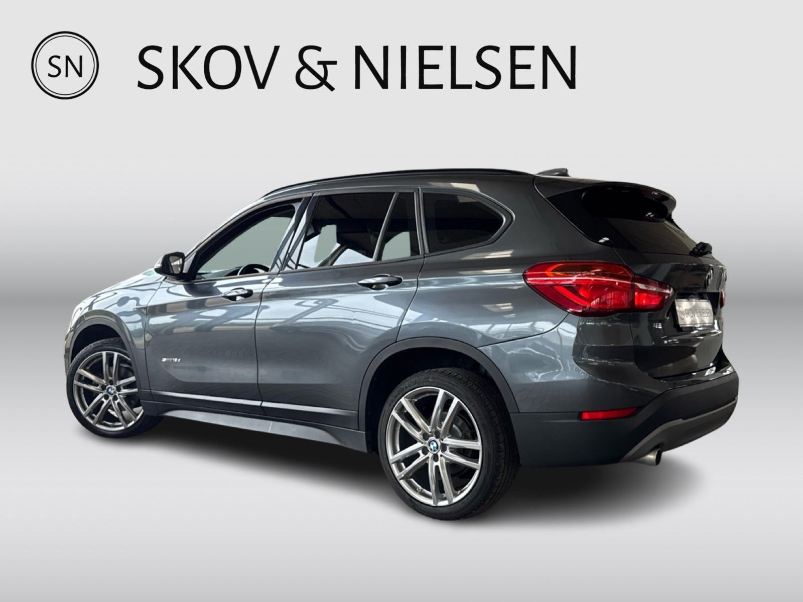 Grå BMW X1 fra 2017
