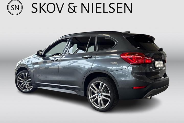 Grå BMW X1 fra 2017