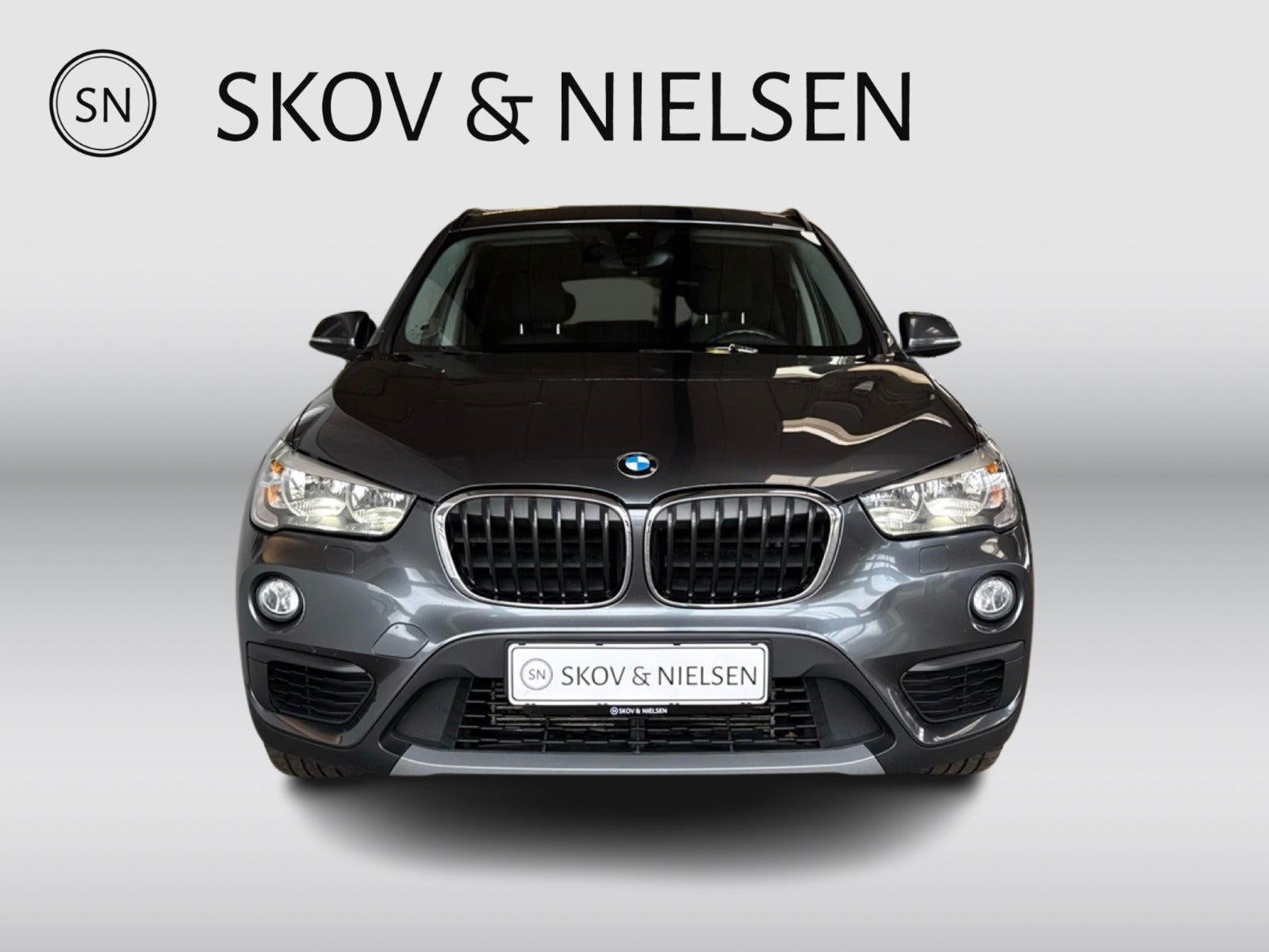 Grå BMW X1 fra 2017