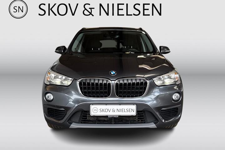 Grå BMW X1 fra 2017