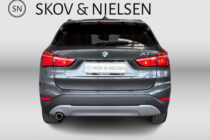 Grå BMW X1 fra 2017