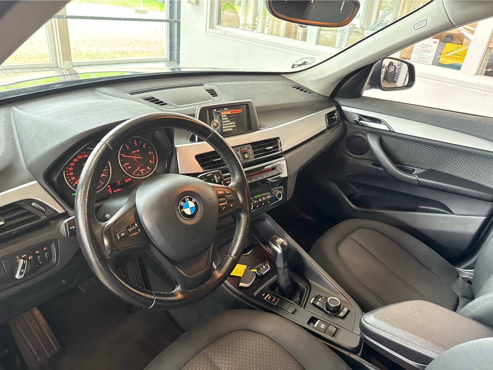 Grå BMW X1 fra 2017