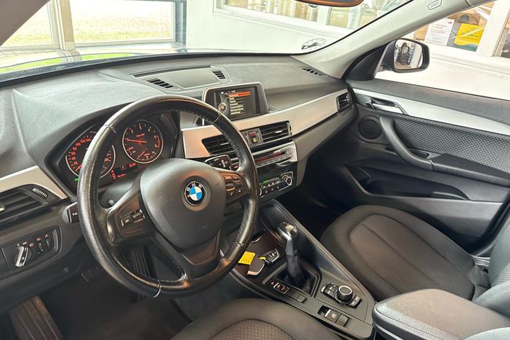 Grå BMW X1 fra 2017