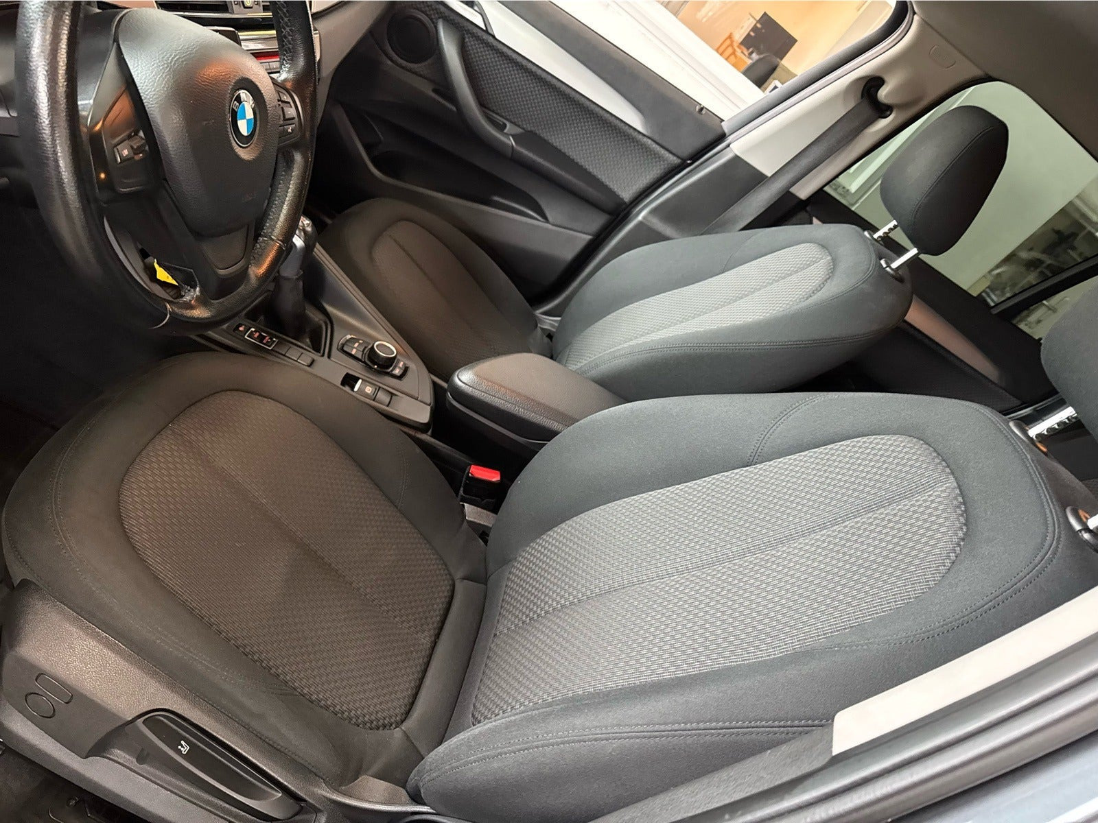 Grå BMW X1 fra 2017
