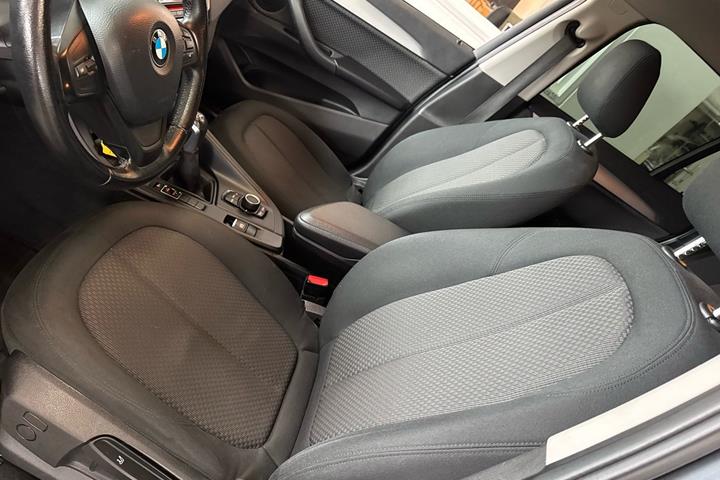 Grå BMW X1 fra 2017