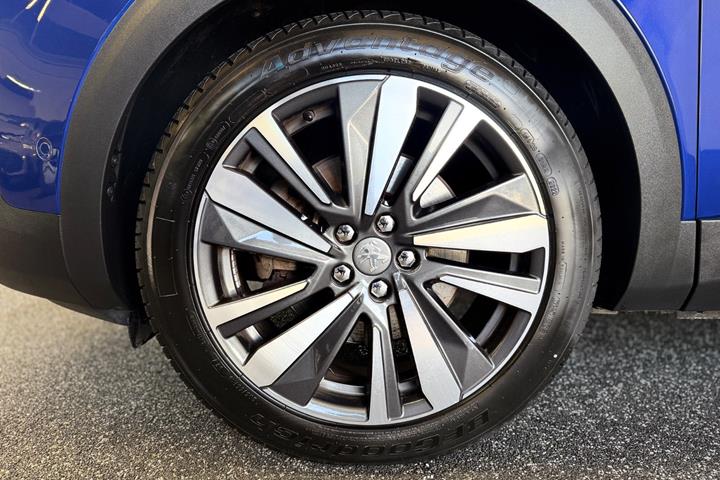 Blå Peugeot 3008 fra 2020