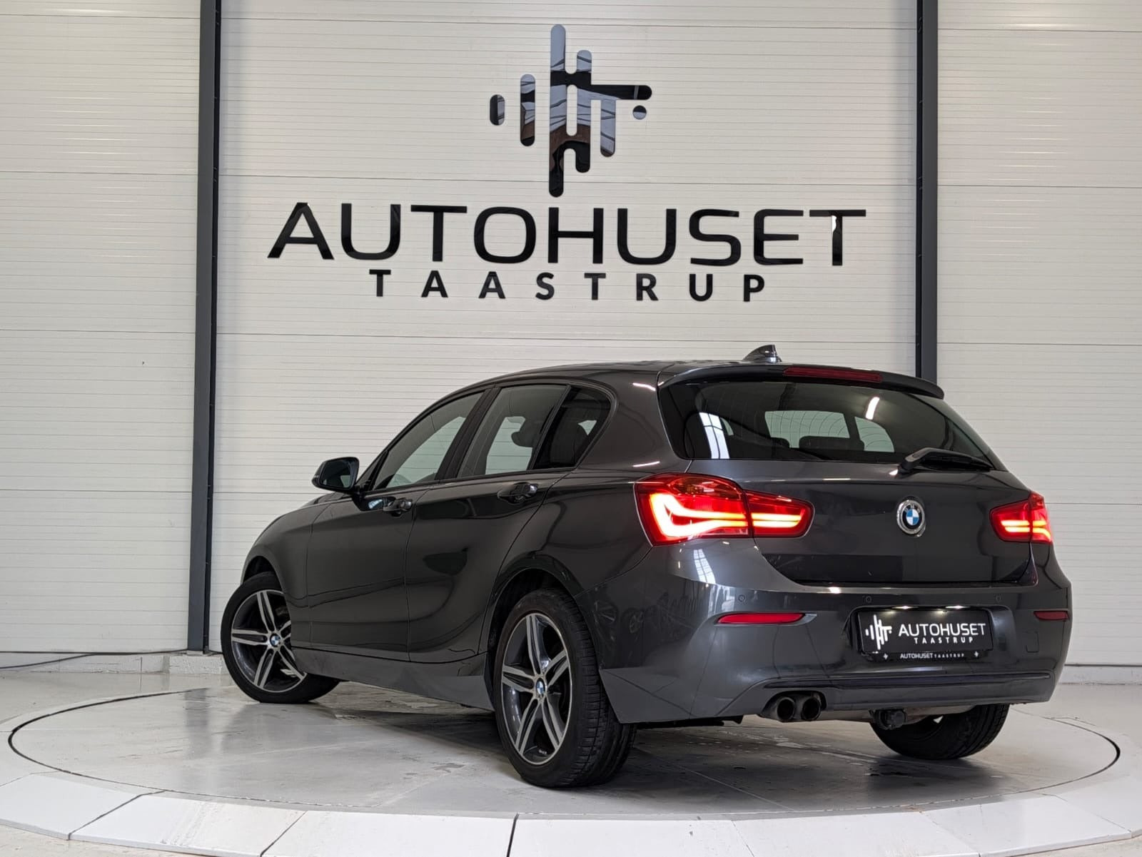 Grå BMW 120i fra 2018