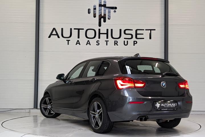 Grå BMW 120i fra 2018