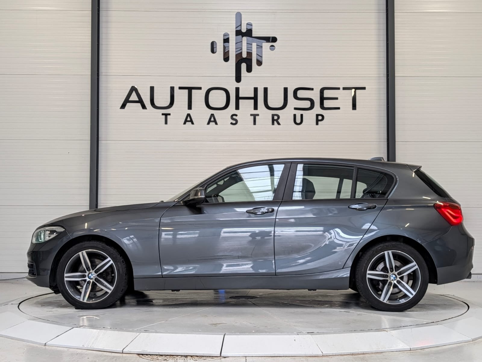 Grå BMW 120i fra 2018