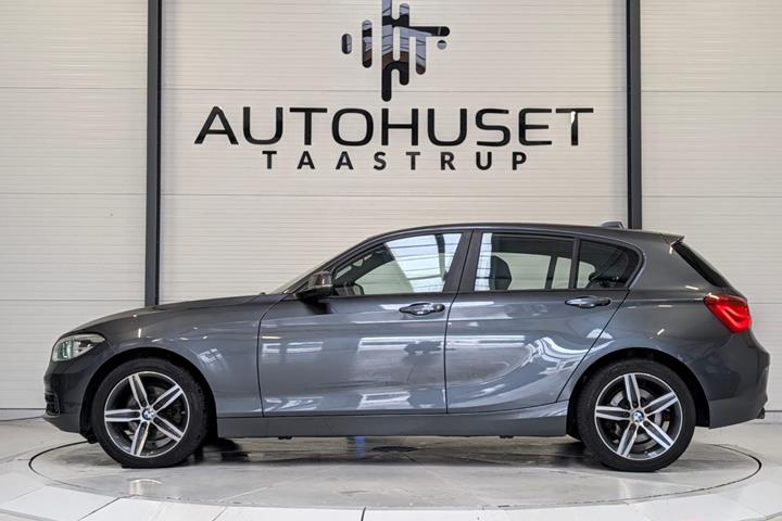 Grå BMW 120i fra 2018
