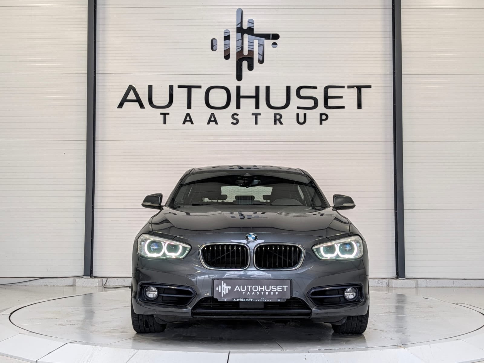Grå BMW 120i fra 2018