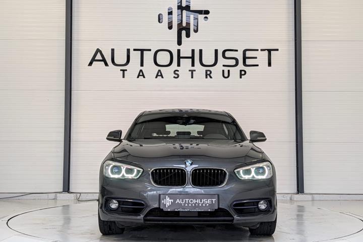 Grå BMW 120i fra 2018
