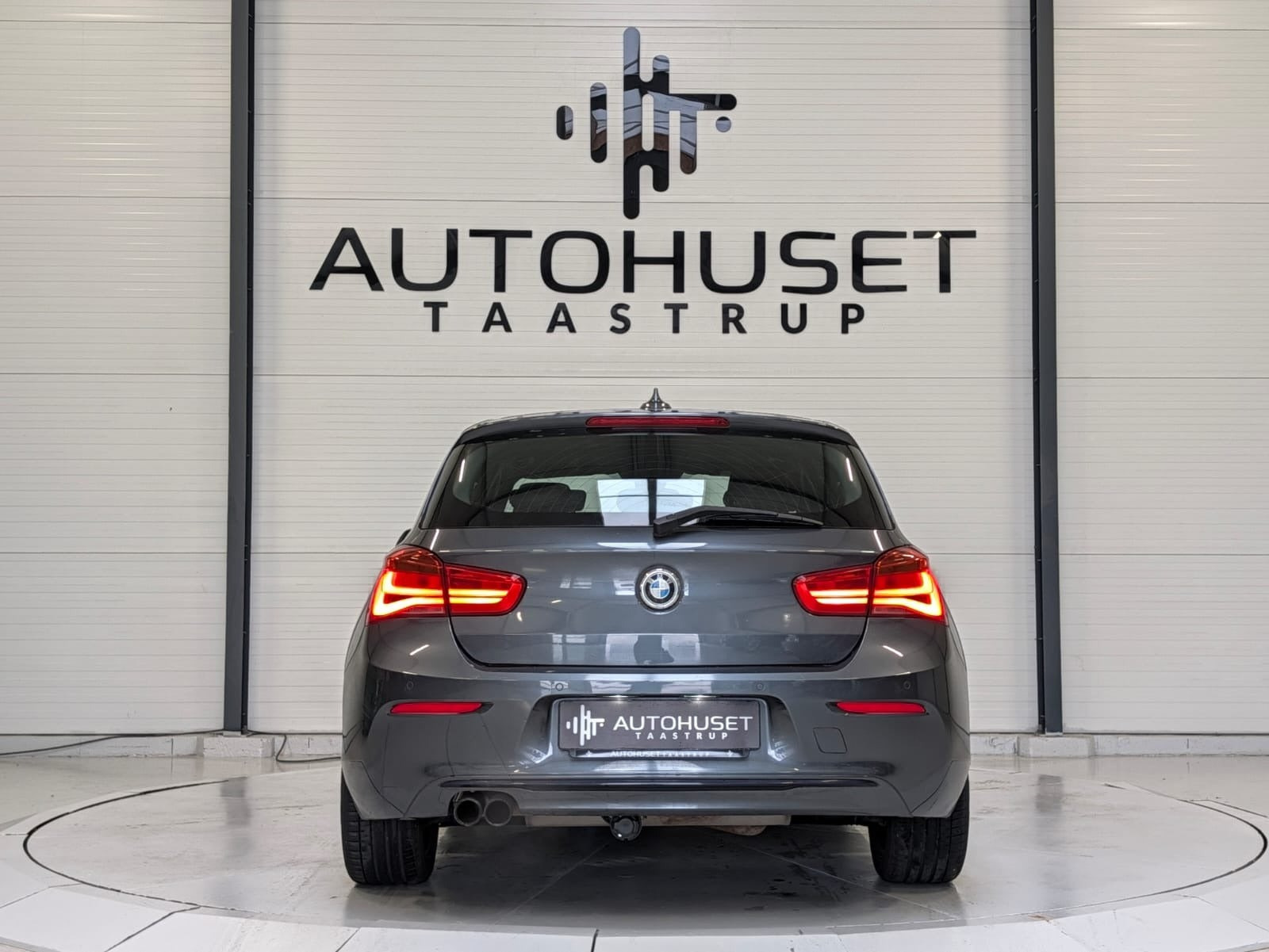 Grå BMW 120i fra 2018