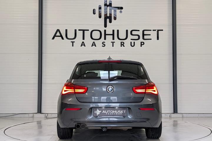 Grå BMW 120i fra 2018