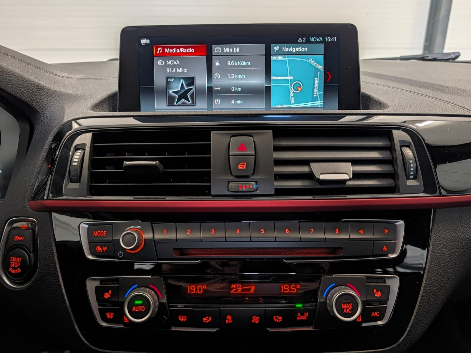 Grå BMW 120i fra 2018
