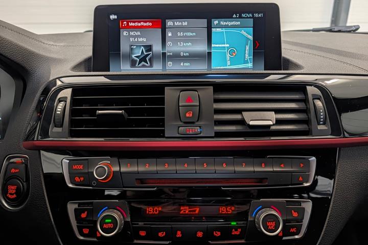 Grå BMW 120i fra 2018