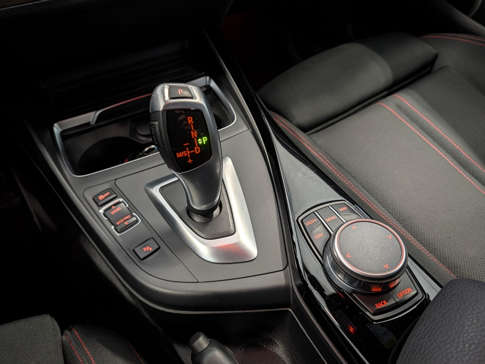 Grå BMW 120i fra 2018