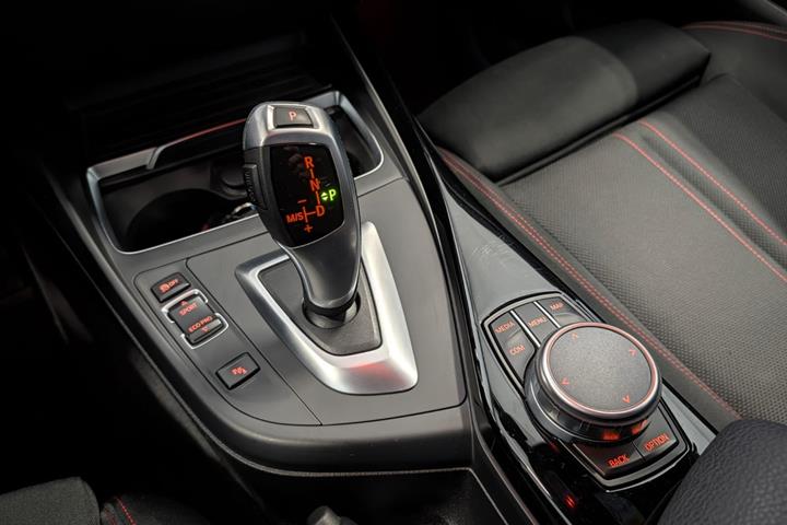 Grå BMW 120i fra 2018