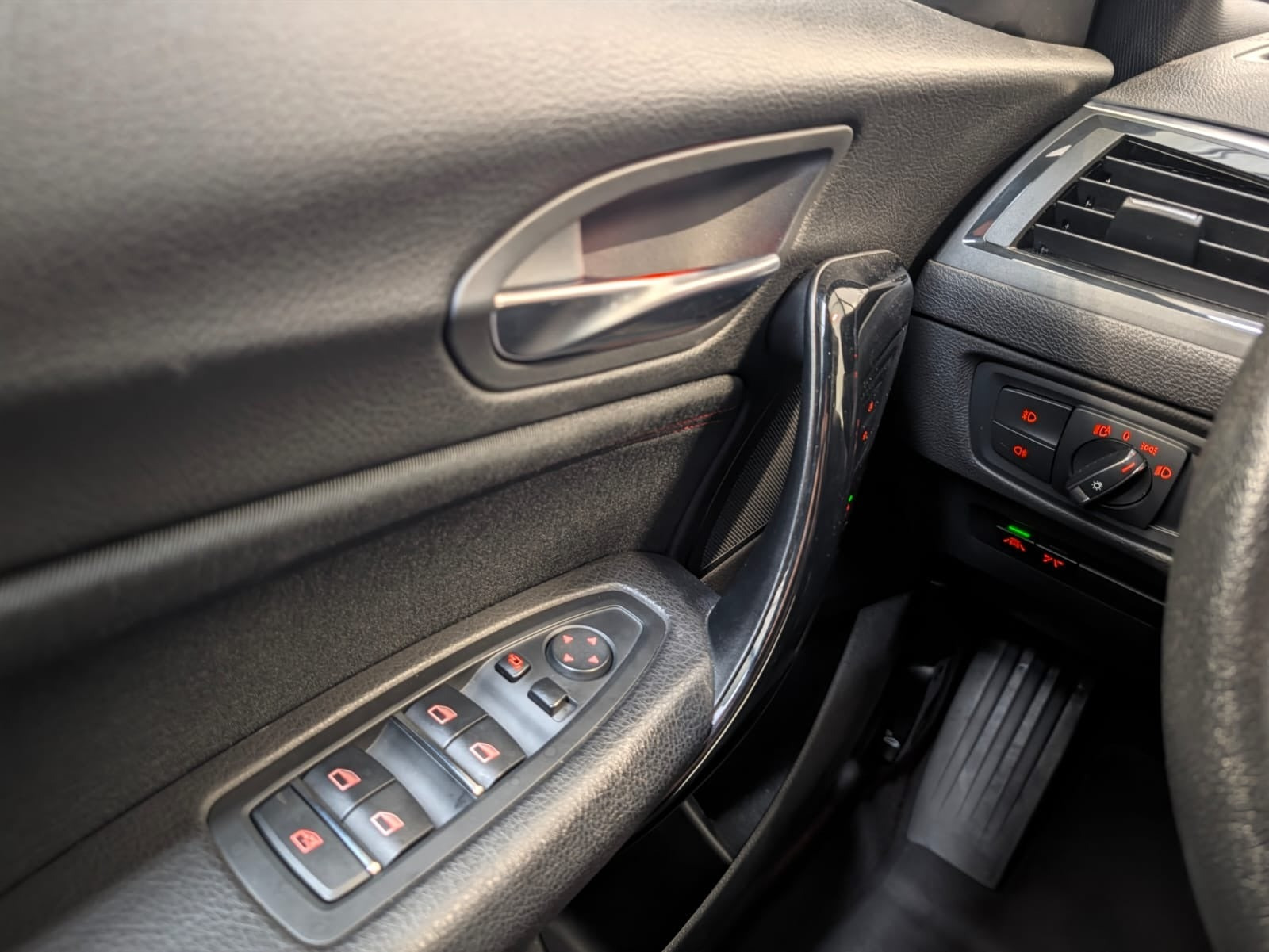 Grå BMW 120i fra 2018