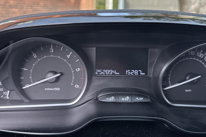 Hvid Peugeot 208 fra 2016