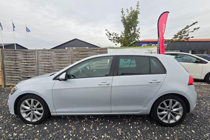 Blå VW Golf VII fra 2018