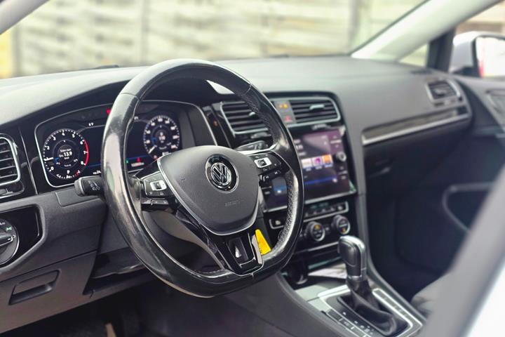 Blå VW Golf VII fra 2018