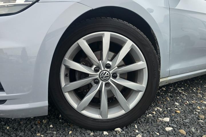 Blå VW Golf VII fra 2018