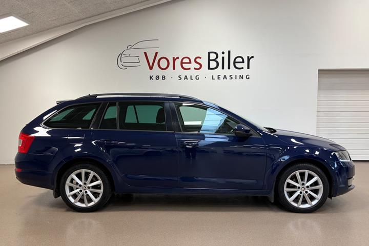 Blå Skoda Octavia fra 2017