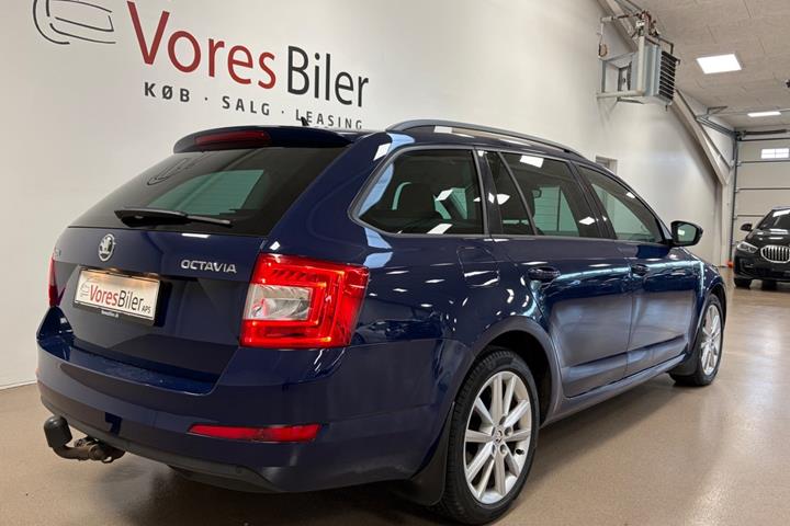 Blå Skoda Octavia fra 2017